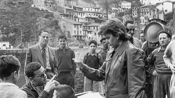 Fig. 10: Ana Mariscal dirigiendo <em>Con la vida hicieron fuego</em> (1969). (Archivo de David García Rodríguez).