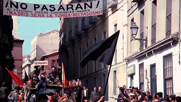 Fig. 19: <em>Las bicicletas son para el verano</em>. Fotograma de la película basada en la obra teatral de Fernando Fernán Gómez, dirigida por Jaime Chávarri (1984).