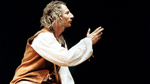 Fig. 3: Rafael Álvarez “El Brujo” en <em>El Lazarillo de Tormes</em>, en versión de Fernando Fernán-Gómez (1990). Fotógrafo: Chicho. (Fuente: Archivo CDAEM).