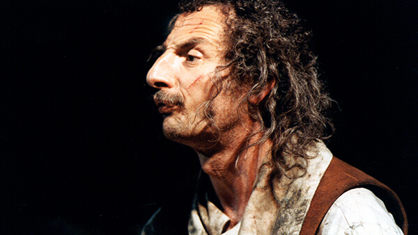 Fig. 10: Rafael Álvarez “El Brujo” en <em>El Lazarillo de Tormes</em>, versión de Fernando Fernán-Gómez (1990). Fotógrafo: Chicho. (Fuente: Archivo CDAEM).