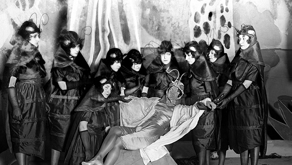 Fig. 20: <em>El maleficio de la mariposa</em>, de Federico García Lorca, dirigida por Gregorio Martínez Sierra con Catalina Bárcena como actriz principal. Teatro Eslava de Madrid, 1920. Fotógrafo: Zegrí. (Fuente: Archivo CDAEM).