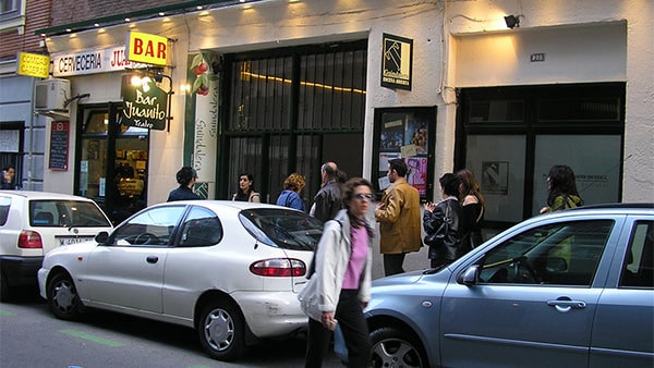 Fig. 9: La entrada a Guindalera en 2005, con el Bar Juanito a la izquierda y la oficina a la derecha.