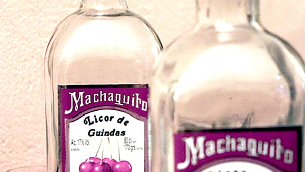Fig. 10: Botellas de licor de guindas en <em>hall</em> de Teatro Guindalera. Fotografía de Alicia González.
