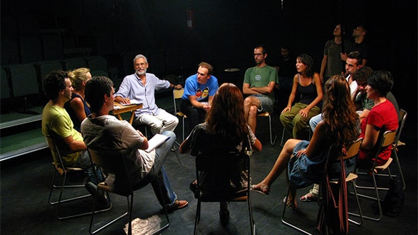 Fig. 18: Recreación de una clase de interpretación de Juan Pastor para la película de Ana Martínez. Fotografía de Manuel Benito.