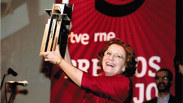 Fig. 20: Teresa Valentín recogiendo el premio Ojo Crítico a Teatro Guindalera en el Círculo de Bellas Artes.