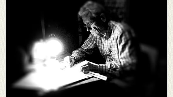 Fig. 41: Juan Pastor tomando notas de dirección en los ensayos. Fotografía de Raúl Fernández.