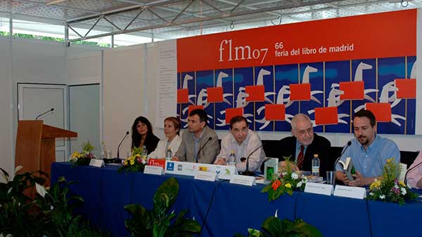 Fig. 1: Presentación de libros de la RESAD-Fundamentos en la Feria del libro del Retiro de Madrid de 2007: Irma Correa, Mar Díez, Ernesto Caballero, Juan Serraller, Ignacio Amestoy e Ignacio García May.