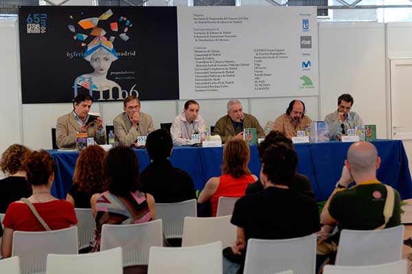 Fig. 2: Presentación de libros RESAD-Fundamentos en la Feria del libro del Retiro de 2006: Luis Landero, Álvaro del Amo, Juan Serraller, Ignacio Amestoy, Jorge Saura y Nacho Sevilla.