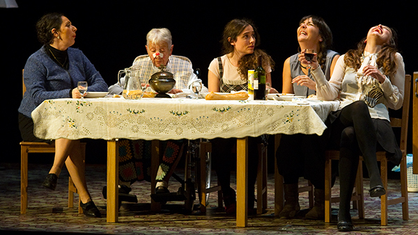 Fig. 1: Verano en diciembre, de Carolina África. (Teatro María Guerrero, 2013). Fotógrafo: Daniel Alonso. (Fuente: Archivo CDAEM).