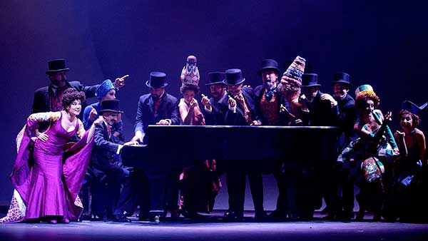 Fig. 3: Gaudí. (Teatre Musical de Barcelona, 2004). Fotógrafo: David Ruano. (Archivo CDAEM).