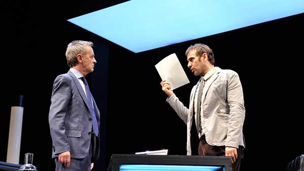 Fig. 6: El crédito. (Teatro Maravillas, Madrid, 2013). Fotógrafo: Domi Alonso. (Archivo CDAEM).