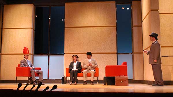 Fig. 7: El método Grönholm (Teatro  Marquina, Madrid, 2004). Fotógrafo: Daniel Alonso. (Archivo CDAEM).