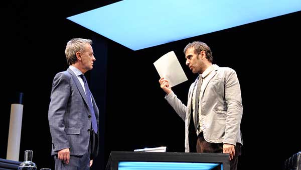 Fig. 12: El crédito. (Teatro Maravillas, Madrid, 2013). Fotógrafo: Domi Alonso. (Archivo CDAEM).