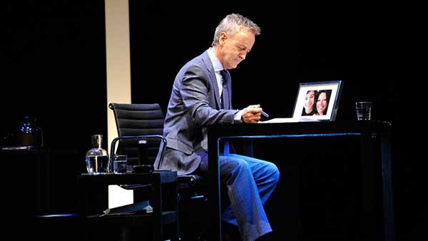 Fig. 14: El crédito. (Teatro Maravillas, Madrid, 2013). Fotógrafo: Domi Alonso. (Archivo CDAEM).