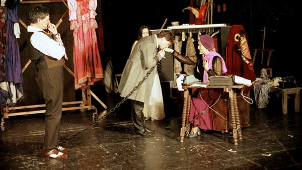 Fig. 8: Clásyclos (comando incontrolado de teatro), por Uroc Teatro. (Cine Jorge Juan. Madrid, 1998). Fotógrafo: Chicho. (Fuente: Archivo CDAEM).
