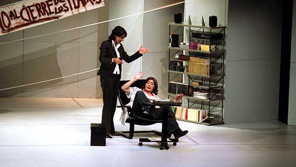 Fig. 17: La comedia de Carla y Luisa, de José Luis Alonso de Santos (Centro Cultural de la Villa de Madrid, 2003). Fotógrafo: Daniel Alonso. (Fuente: Archivo CDAEM).