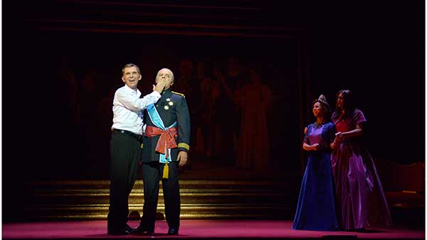 Fig. 24: La familia irreal, por Dagoll Dagom (Teatre Victòria, Barcelona, 2012). Fotógrafo: David Ruano. (Fuente: Archivo CDAEM).