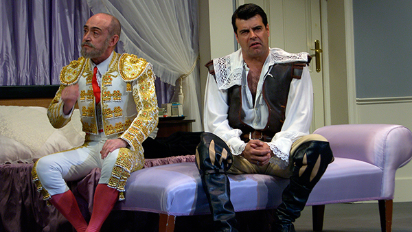 Fig. 3: Un marido de ida y vuelta, de Enrique Jardiel Poncela (Teatro Reina Victoria, 2007). Fotógrafo: Manuel Martínez Muñoz. (Fuente: Archivo CDAEM).