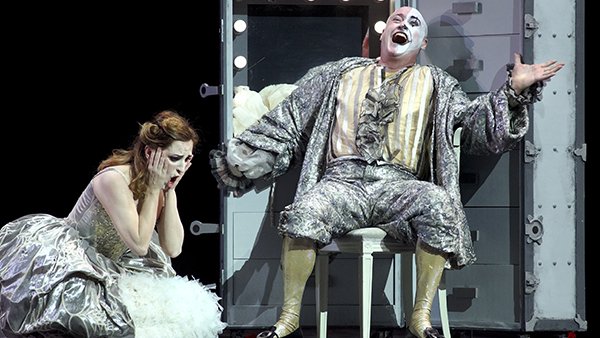 Fig. 2: Las golondrinas (Teatro de la Zarzuela, 2016). Fotógrafo: Javier del Real. Procedencia: Teatro de la Zarzuela. 