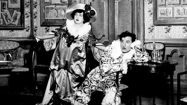 Fig. 9: Gregorio Martínez Sierra posa con la compañía tras el estreno de Las golondrinas (1914) (Procedencia: CDAEM). 