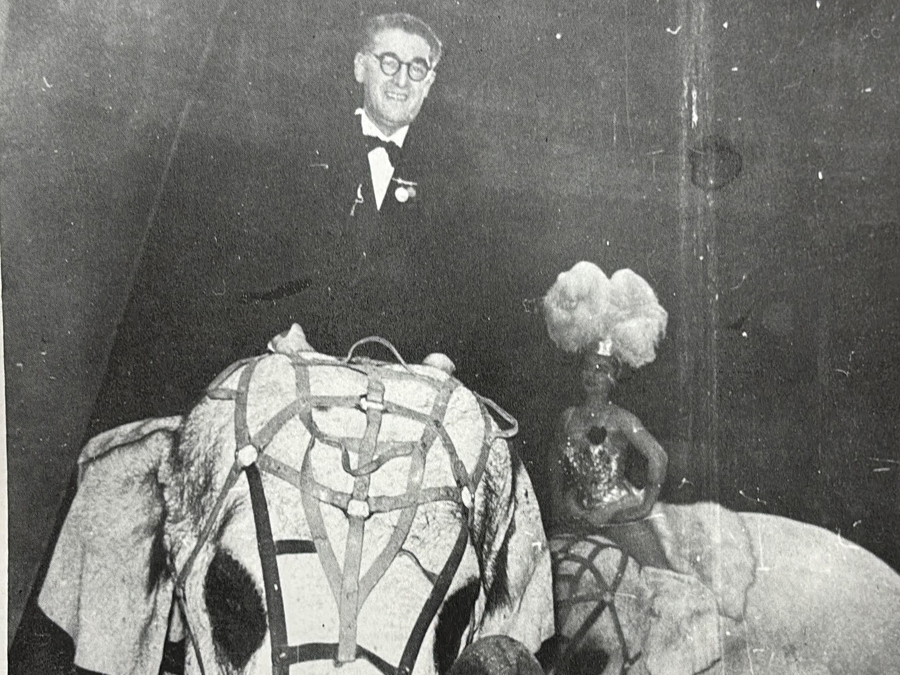 Fig. 11: El crítico a lomos de un elefante en una de las muchas funciones circenses benéficas en las que participó. La foto debe de ser de mediados de los 50.