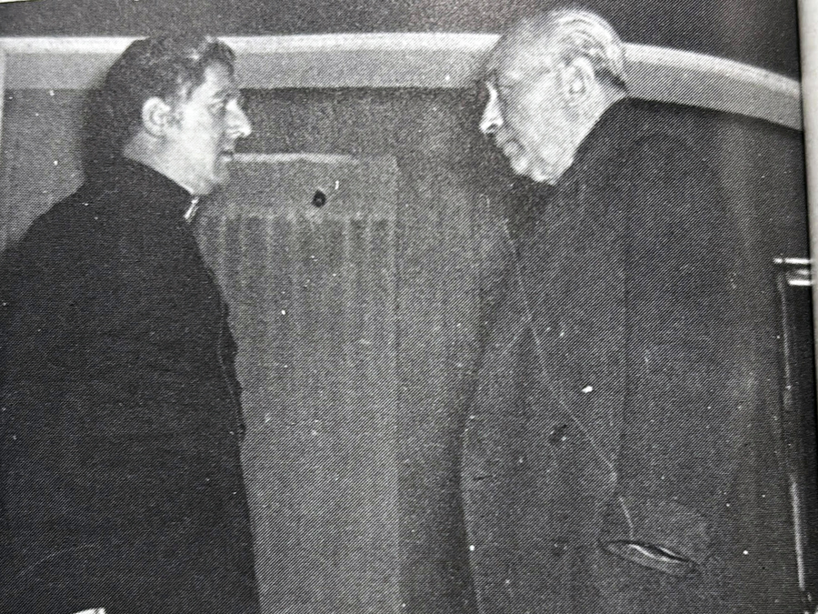 Fig. 16: Alfredo Marqueríe (izquierda) y Juan Ignacio Luca de Tena, actores en una función benéfica en el Teatro Lara de La muralla de Joaquín Calvo Sotelo. La imagen debe de ser de 1955, porque la obra se estrenó con gran éxito en octubre de 1954.