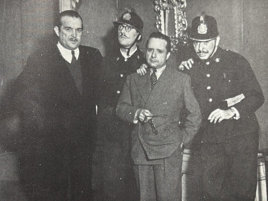 Fig. 17: Función celebrada en 1943 con motivo de la representación número cien de Ni pobre ni rico sino todo lo contrario, de Miguel Mihura y Tono, en la que diversos personajes del mundillo teatral participaron como improvisados actores. De izquierda a derecha: Antonio Lara de Gavilán Tono, Alfedo Marqueríe, Miguel Mihura y José López Rubio.