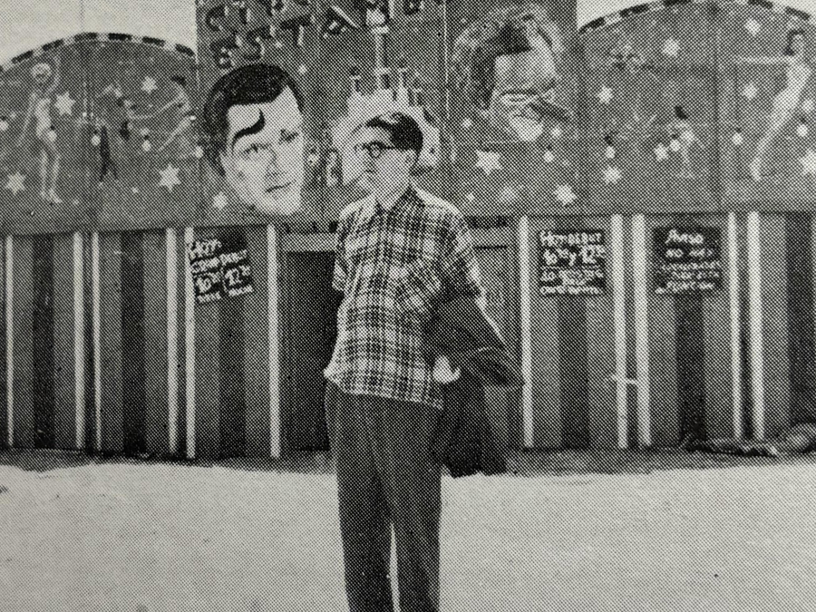 Fig. 15: Alfredo Marqueríe ante la carpa del modesto Circo Estambul, a cuyo elenco se unió en el verano de 1954 para escribir su libro <i>Un mes con el circo</i> (1955).