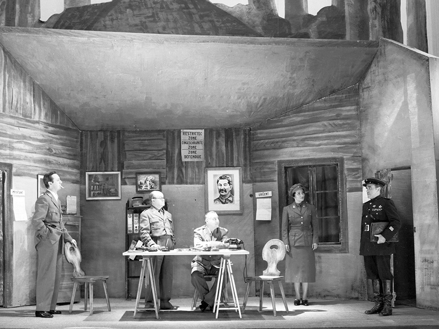 Fig. 22: El amor de los cuatro coroneles, de Peter Ustinov. Teatro María Guerrero, 1953. Fotógrafo: Muller. Procedencia: CDAEM.