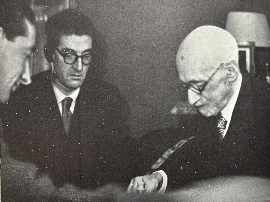 Fig. 34: Marqueríe asiste como espectador a una partida de ajedrez jugada por Jacinto Benavente en el último año de su vida (1954).