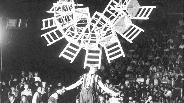 Fig. 11: Tortell Poltrona actuando en solitario en el Palau d’Esports de Barcelona (Festa d’AVANT, 6 de octubre 1984). A continuación, Poltrona improvisaría una entrada con el mítico payaso ruso Oleg Popov. Fotógrafo: Jordi Jané.