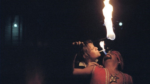 Fig. 14: El Faquir Kirman dando fuego a la stripper Christa Leem. (Itinerari urbà, de Joan Brossa, 5.10.1979). Fotógrafo: Jaume Maymó.