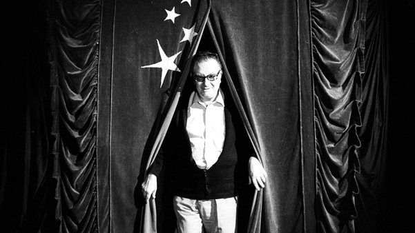 Fig. 18: El poeta Joan Brossa entra en pista (Circ Perillós, 2ª Fira Tàrrega, 1982). Fotógrafo: Jaume Maymó.