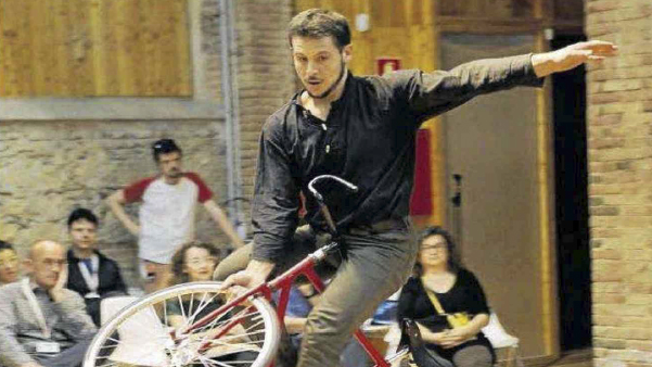 Fig. 19: El acróbata ciclista Yldor Llach (Diari de Tarragona, 12-5-2022). Fira Trapezi 2022. Procedencia: CDAEM.