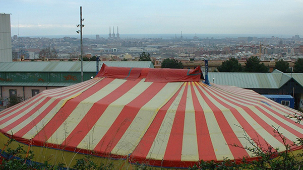 Fig. 20: La primera carpa de la Escola de Circ Rogelio Rivel junto al Ateneu Popular 9barris. Fotógrafo: Jordi Juanet “Boni”.