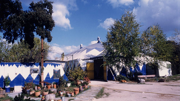 Fig. 1: Carpa de la Escuela de Circo Carampa. Fuente: revista Una de mandarinas por el ocio, https://unademandarinasporelocio.wordpress.com/2017/02/23/circo-carampa-madrid/, 23-2-2017.