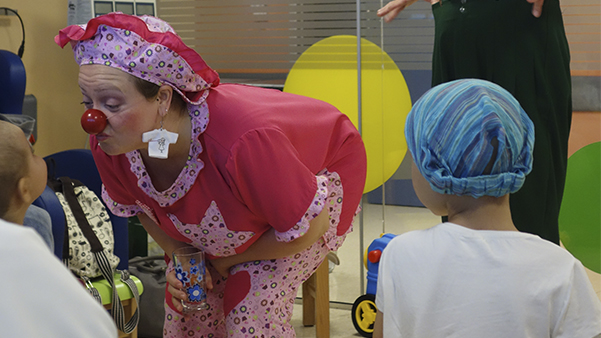 Fig. 7. Los pupaclown actúan en la consulta de Oncología Infantil de La Arrixaca.