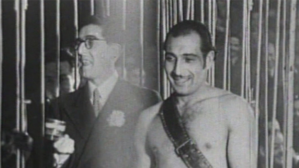 Fig. 2: Alfredo Marqueríe entrevista a Julio Dola en la jaula de los leones. (Procedencia: ABC, 1-2-1943, en: https://www.teatro.es/efemerides/un-critico-de-teatro-en-la-jaula-de-los-leones). 