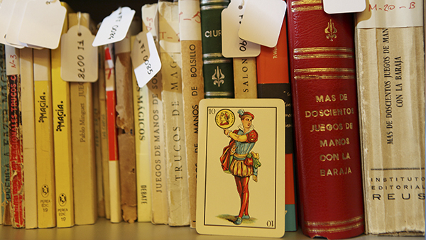 Fig. 38: Imagen del fondo bibliográfico de ilusionismo del CIRAE. (Procedencia: CIRAE). 