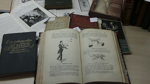 Fig. 42: Imagen del fondo bibliográfico de ilusionismo del CIRAE. (Procedencia: CIRAE).