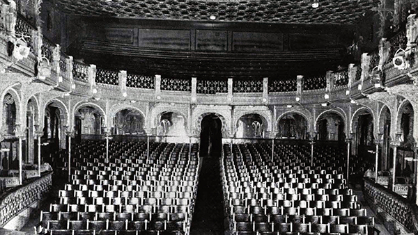 Fig. 4: Teatro Eslava de Valencia. Fuente: Revista Arquitectura, n. 48 (1962), pág. 31. En línea, https://www.coam.org/media/Default%20Files/fundacion/biblioteca/revista-arquitectura-100/1959-1973/docs/revista-articulos/revista-arquitectura-1962-n48-pag31-33.pdf