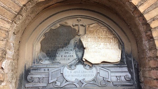 Fig. 11: Frontal del nicho que cobija los restos de José Albar en el cementerio de Valencia.