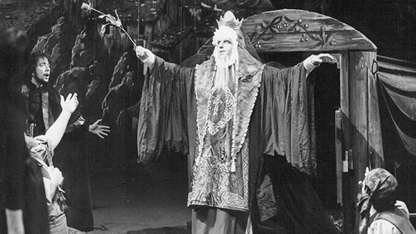 Fig. 5: Coronada y el toro, de Francisco Nieva (Teatro María Guerrero, Madrid, 1982). Fotógrafo: Manuel Sanz Bermejo. Procedencia: CDAEM.