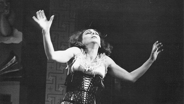 Fig. 6: Coronada y el toro, de Francisco Nieva (Teatro María Guerrero, Madrid, 1982). Fotógrafo: Manuel Sanz Bermejo. Procedencia: CDAEM.