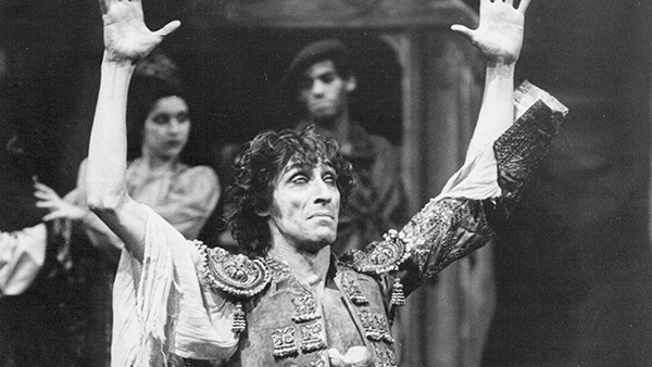 Fig. 7: Coronada y el toro, de Francisco Nieva (Teatro María Guerrero, Madrid, 1982). Fotógrafo: Manuel Sanz Bermejo. Procedencia: CDAEM.