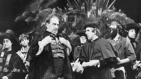 Fig. 8: Coronada y el toro, de Francisco Nieva (Teatro María Guerrero, Madrid, 1982). Fotógrafo: Manuel Sanz Bermejo. Procedencia: CDAEM.