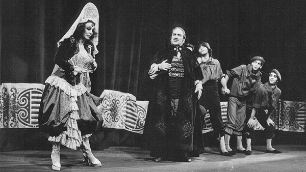 Fig. 9: Coronada y el toro, de Francisco Nieva (Teatro María Guerrero, Madrid, 1982). Fotógrafo: Manuel Sanz Bermejo. Procedencia: CDAEM.