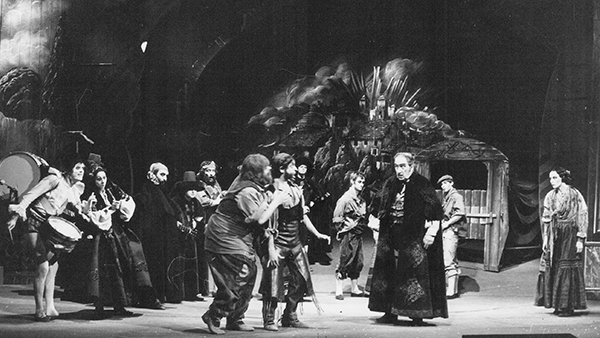 Fig. 10: Coronada y el toro, de Francisco Nieva (Teatro María Guerrero, Madrid, 1982). Fotógrafo: Manuel Sanz Bermejo. Procedencia: CDAEM.