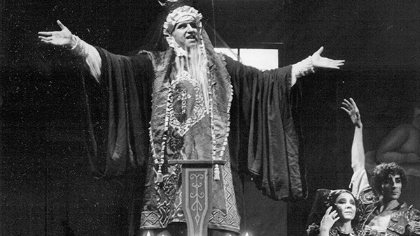 Fig. 11: Coronada y el toro, de Francisco Nieva (Teatro María Guerrero, Madrid, 1982). Fotógrafo: Manuel Sanz Bermejo. Procedencia: CDAEM.