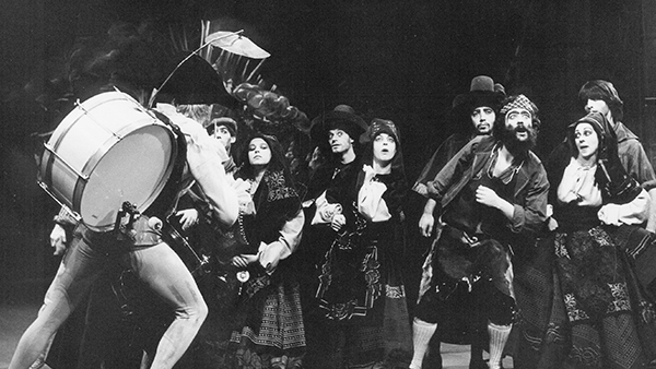 Fig. 13: Coronada y el toro, de Francisco Nieva (Teatro María Guerrero, Madrid, 1982). Fotógrafo: Manuel Sanz Bermejo. Procedencia: CDAEM.